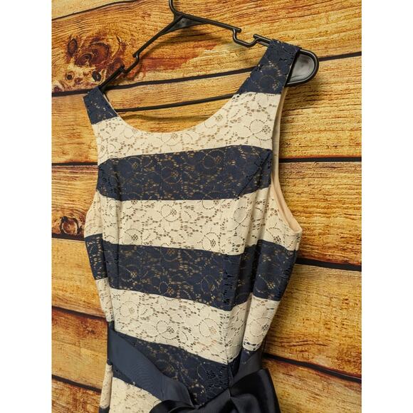 Signature By Robbie Bee Womens 14 Navy/White Belted Lace Dress EUC - Picture 4 of 9